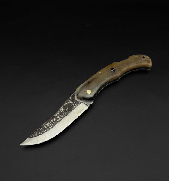 n 690 Çelik gravür işlemeli Koç boynuzu kabze sırttan kilitlemeli çakı